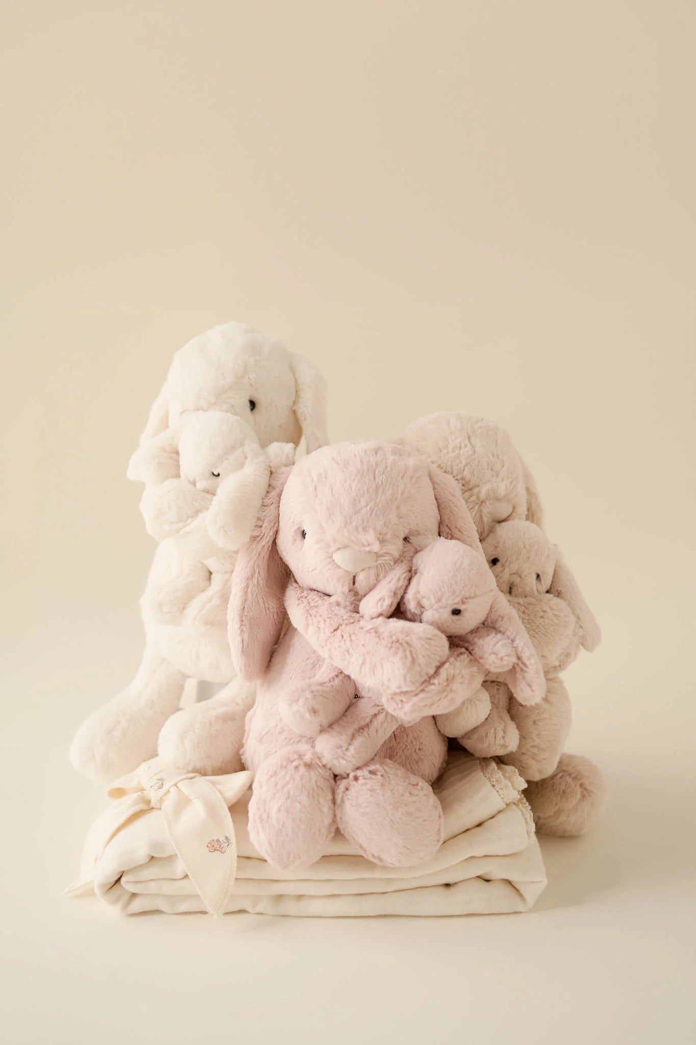 Snuggle Bunnies - Frankie the Hugging Bunny - Blossom
