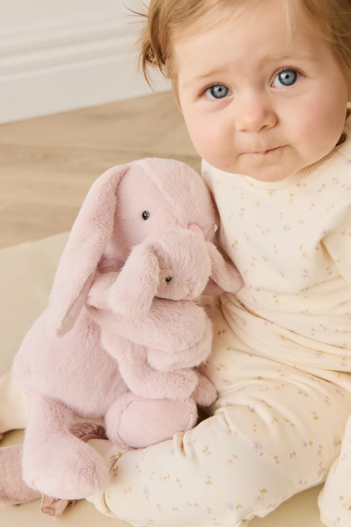 Snuggle Bunnies - Frankie the Hugging Bunny - Blossom